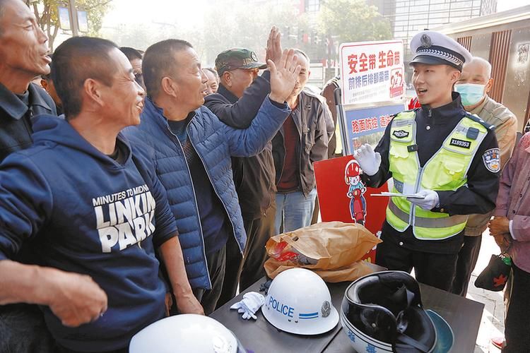陕西渭南昨日新增破5/陕西渭南男子驾车突发疾病交警紧急送医新闻直播间